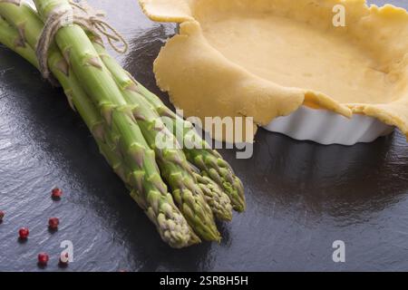 Preparazione di asparagi verdi Foto Stock