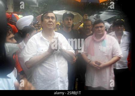 Gli attori di Bollywood Randhir Kapoor, Ranbir Kapoor e Rishi Kapoor partecipano alla processione dell'idolo di immersione Lord Ganesh Mumbai Foto Stock