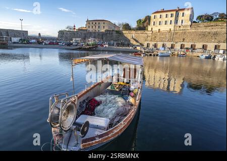 Piccolo peschereccio tradizionale a Port Tino Rossi, il porto per la pesca e il diporto vicino alla cittadella di Ajaccio, Corsica, Francia, Europa Foto Stock