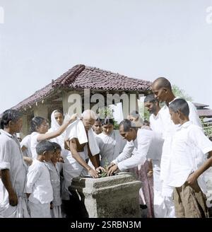 Mahatma Gandhi che piantano tulsi, Sevagram, Wardha, Maharashtra, India, Asia, 1946, Asia Foto Stock