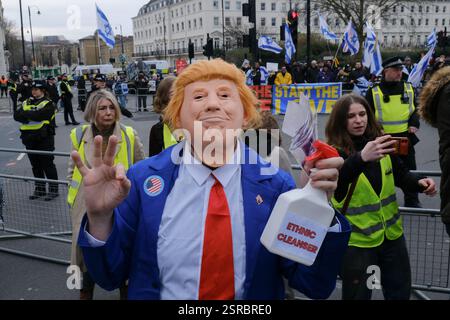 Londra, Regno Unito. 15 febbraio 2025. Un manifestante si veste di presidente donald Trump, tiene una bottiglia spray contrassegnata con "detergente etnico", mentre si posa con una contro-protesta pro-Israele dietro di lui. Decine di migliaia di persone marciarono da Whitehall all'ambasciata degli Stati Uniti, Nine Elms durante la 24a marcia nazionale per la Palestina, mentre chiedevano di respingere i piani proposti dal presidente Donald Trump per la Striscia di Gaza, in cui suggerì di assumere la proprietà del territorio. Credito: Fotografia dell'undicesima ora/Alamy Live News Foto Stock