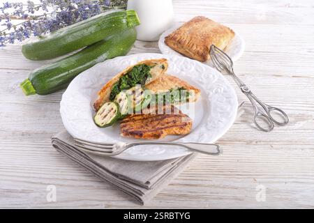 Bistecche alla griglia con sacchetto di pasta sfoglia e zucchine Foto Stock