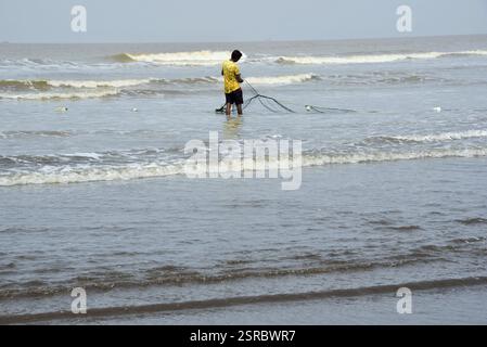 I pescatori, Ubharat beach, Navsari, Gujarat, India, Asia Foto Stock
