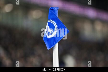 La bandiera d'angolo durante la partita di Premier League tra Brighton e Hove Albion e Chelsea all'American Express Stadium , Brighton , Regno Unito - 14 febbraio 2025 foto Simon Dack / Telephoto Images solo uso editoriale. Niente merchandising. Per le immagini di calcio si applicano restrizioni fa e Premier League inc. Non è consentito l'utilizzo di Internet/dispositivi mobili senza licenza FAPL. Per ulteriori dettagli, contattare Football Dataco Foto Stock