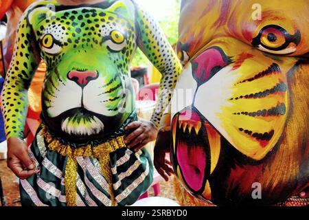 Dipinto di corpi umani per Pulikali Tiger danza, Onam festival, Thrissur, Kerala, India, Asia Foto Stock