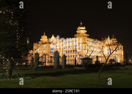 Edifici Vidhan-Soudha, colori colorati, cupole esterne, cupole esterne, illuminate orizzontalmente, punti di riferimento dell'India, illuminazione, vista notturna, vecchia architettura Foto Stock