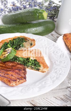 Bistecche alla griglia con sacchetto di pasta sfoglia e zucchine Foto Stock