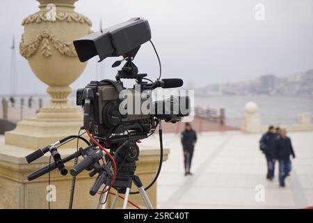 Videocamera digitale professionale. accessori per videocamere 4k.telecamera tv in sala concerti. Foto Stock
