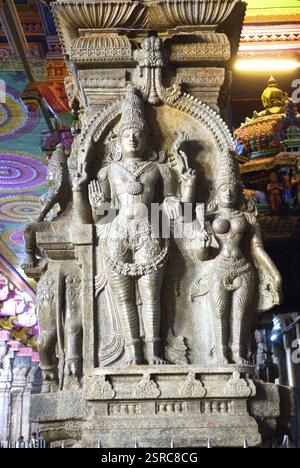 Shiv parvati chandrasekara sculture in kambatadi mandapa nel tempio meenakshi in, Madurai, Tamil Nadu, India, Asia Foto Stock