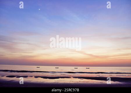 Tramonto, Bhagal Beach, Valsad, Gujarat, India, Asia Foto Stock