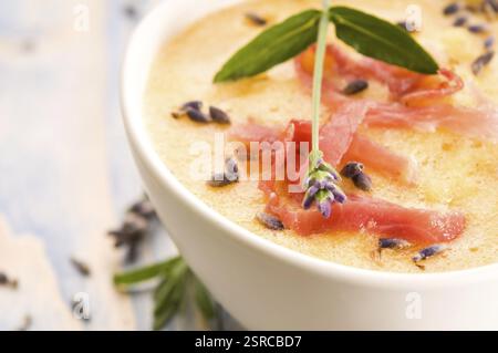 Zuppa di melone fresca con prosciutto di parma e fiore di lavanda, polonia Foto Stock