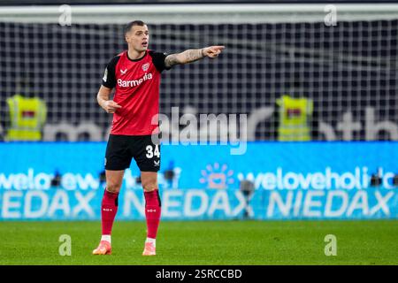 Leverkusen, Germania. 15 febbraio 2025. LEVERKUSEN, GERMANIA - 15 FEBBRAIO: Gesti di Granit Xhaka del Bayer 04 Leverkusen durante la partita di Bundesliga tra Bayer 04 Leverkusen e FC Bayern München alla BayArena il 15 febbraio 2025 a Leverkusen, Germania. (Foto di René Nijhuis/MB Media) credito: MB Media Solutions/Alamy Live News Foto Stock