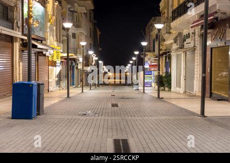 Heraklion, Creta, Grecia - 12 gennaio 2020: Serata sulla strada pedonale del 25 agosto. La strada conduce dal centro al vecchio porto Foto Stock