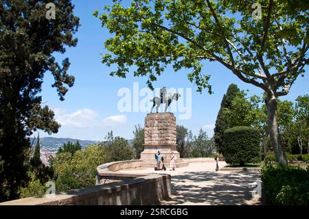 Un paio di turisti che scattano foto da un mirador nel Parco Montjuic, una giornata primaverile soleggiata, Barcellona, Montjuic District, Spagna Foto Stock