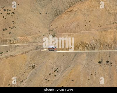 Camion sull'autostrada srinagar leh, Ladakh, Jammu e Kashmir, India, Asia Foto Stock