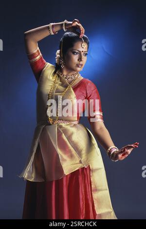 Ballerino che esegue la danza classica kathak dell'India MR#332 Foto Stock