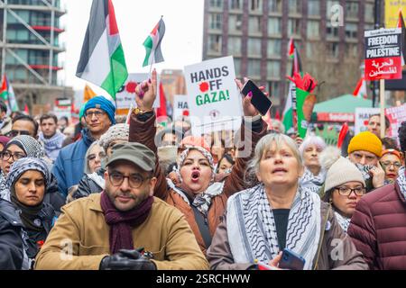 Londra, Regno Unito. 15 FEBBRAIO 2025. Lady Cheers mentre migliaia di persone marciavano da Whitehall all'ambasciata degli Stati Uniti come parte della prima marcia Nazionale della Palestina dopo la dura marcia del 18 gennaio che ha visto l'organizzatore Chris Nineham arrestato insieme ad altri 76. Una controprotesta pro israeliana è stata istituita nelle vicinanze del ponte di Vauxhall, con attivisti della “nostra lotta Regno Unito” che tentavano anche di interrompere la marcia della Palestina. I discorsi si si sono tenuti prima che entrambi i gruppi si disperdessero senza problemi importanti. Credito Milo Chandler/Alamy Live News Foto Stock