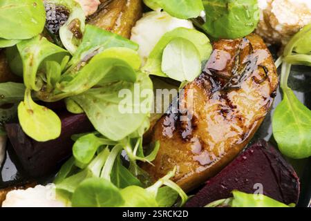 Insalata di barbabietola arrosto, pera, lattuga di agnello, formaggio Foto Stock