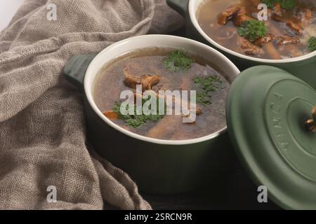 Zuppa con funghi chanterelle da vicino Foto Stock