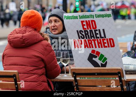 Millbank, Londra, Regno Unito. 15 febbraio 2025. Gli attivisti pro Palestina si fermano durante la marcia Nazionale per la Palestina della campagna di solidarietà (PSC). Crediti: Amanda Rose/Alamy Live News Foto Stock