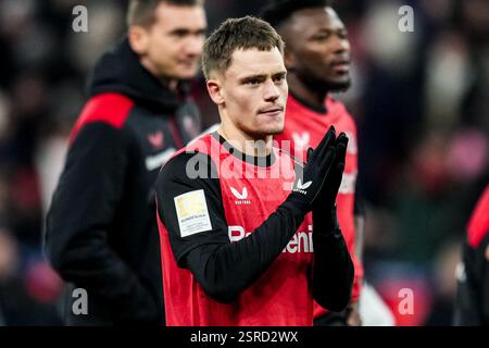 Leverkusen, Germania. 15 febbraio 2025. LEVERKUSEN, GERMANIA - 15 FEBBRAIO: Florian Wirtz del Bayer 04 Leverkusen applaude dopo la partita di Bundesliga tra Bayer 04 Leverkusen e FC Bayern München alla BayArena il 15 febbraio 2025 a Leverkusen, Germania. (Foto di René Nijhuis/MB Media) credito: MB Media Solutions/Alamy Live News Foto Stock