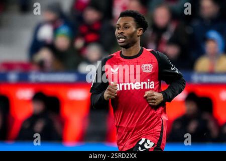 Leverkusen, Germania. 15 febbraio 2025. LEVERKUSEN, GERMANIA - 15 FEBBRAIO: Nathan Tella del Bayer 04 Leverkusen guarda durante la partita di Bundesliga tra Bayer 04 Leverkusen e FC Bayern München alla BayArena il 15 febbraio 2025 a Leverkusen, Germania. (Foto di René Nijhuis/MB Media) credito: MB Media Solutions/Alamy Live News Foto Stock