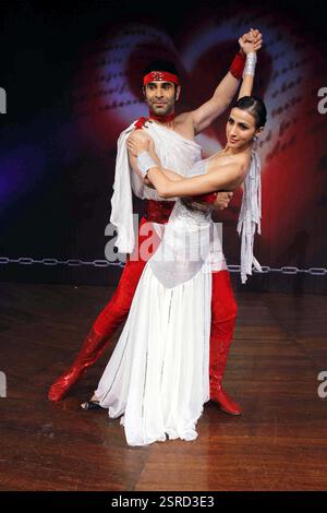 Bollywood coreografo Sandip Soparrkar e modello Alesia Raut pone prima della loro dance drama Tata Theatre NCPA Mumbai Foto Stock
