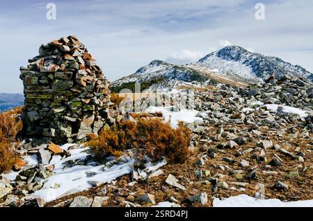Un cairn che segna la cima di una montagna. Peña la Cabra - Goat Peak. Montagna di 1.831 m sopra il livello del mare, un percorso semplice che è più spettacolare in inverno. Foto Stock