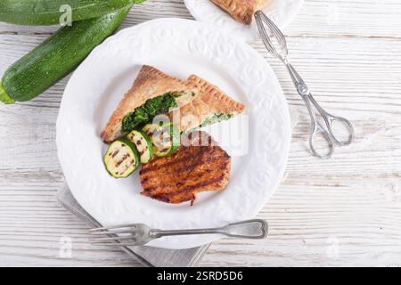 Bistecche alla griglia con sacchetto di pasta sfoglia e zucchine Foto Stock