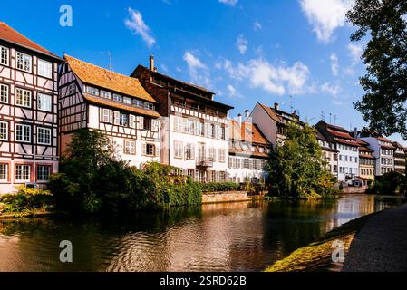Pittoreschi edifici in legno nella zona del canale Petite France lungo il fiume Ill nella città storica. Strasburgo, Bas-Rhin, Grand Est, Francia, Foto Stock