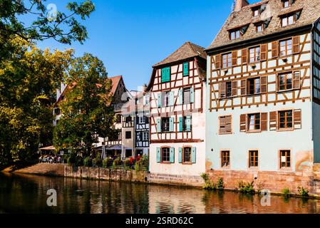 Pittoreschi edifici in legno nella zona del canale Petite France lungo il fiume Ill nella città storica. Strasburgo, Bas-Rhin, Grand Est, Francia, Foto Stock