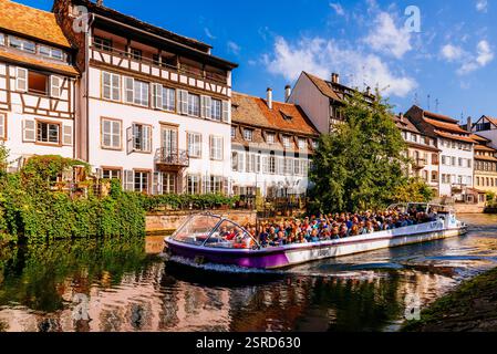 Tour in barca sul fiume Ill nella città vecchia. Pittoreschi edifici in legno nella zona del canale Petite France lungo il fiume Ill nella città storica. Stra Foto Stock