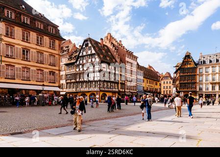 La Maison Kammerzell è uno degli edifici più antichi di Strasburgo. Fu costruito nel 1427 e ampliato nel XVI secolo. Piazza della Cattedrale. Strasburgo, B. Foto Stock
