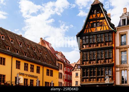La Maison Kammerzell è uno degli edifici più antichi di Strasburgo. Fu costruito nel 1427 e ampliato nel XVI secolo. Piazza della Cattedrale. Strasburgo, B. Foto Stock