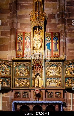 Altare ottocentesco dedicato al Sacro cuore di Gesù. Chapelle de sainte Catherine. Cattedrale di Strasburgo o cattedrale di nostra Signora di Strasbou Foto Stock