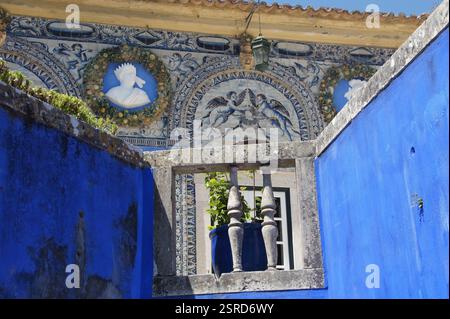 Il Palazzo Fronteira di Lisbona è uno splendido esempio di architettura portoghese. L'ornata facciata blu è adornata con cherubini, agrumi e intricati Foto Stock