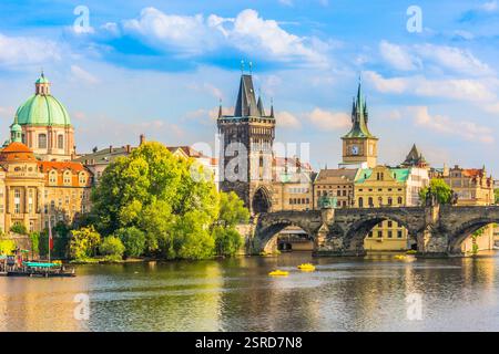 Una splendida vista del Ponte Carlo a Praga, Repubblica Ceca, vista dal fiume Moldava. Lo storico ponte in pietra e il panoramico lungomare Foto Stock