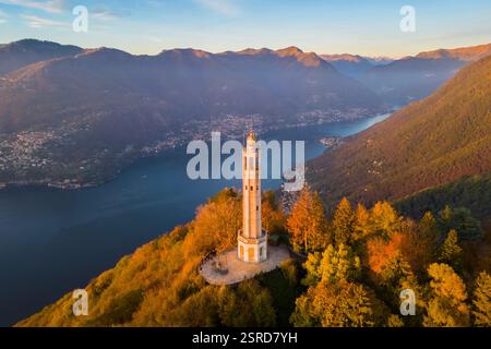 Veduta aerea del Faro Voltiano di Brunate in autunno sul Lago di Como. Brunate, Provincia di Como, Lombardia, Italia, Europa. Foto Stock