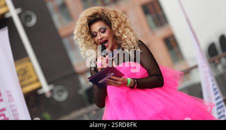 Dimostrazione vom Hamburg Pride e.V. als Teil der bundesweiten Kampagne Wähl Liebe auf dem Spielbudenplatz auf St. Pauli. Christopher-Street-Day-Vereine hatten anlässlich der Bundestagswahlen, 23 aprile. February deutschlandweit dazu aufgerufen. SIE fordern die Menschen auf, demokratische Parteien zu wählen, Die für Vielfalt, Toleranz und Gleichberechtigung eintreten. Unzählige Texte auf Plakaten und Pappen richteten sich dabei auch gegen die AfD. Knapp 4,000 Menschen nahmen an der Demonstration ad Hamburg teil. Il moderatore Valery Pearl Dennis Totzke. St. Pauli Amburgo *** dimostrazione di Amburgo P Foto Stock