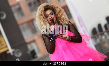 Dimostrazione vom Hamburg Pride e.V. als Teil der bundesweiten Kampagne Wähl Liebe auf dem Spielbudenplatz auf St. Pauli. Christopher-Street-Day-Vereine hatten anlässlich der Bundestagswahlen, 23 aprile. February deutschlandweit dazu aufgerufen. SIE fordern die Menschen auf, demokratische Parteien zu wählen, Die für Vielfalt, Toleranz und Gleichberechtigung eintreten. Unzählige Texte auf Plakaten und Pappen richteten sich dabei auch gegen die AfD. Knapp 4,000 Menschen nahmen an der Demonstration ad Hamburg teil. Il moderatore Valery Pearl Dennis Totzke. St. Pauli Amburgo *** dimostrazione di Amburgo P Foto Stock
