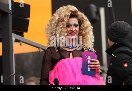 Dimostrazione vom Hamburg Pride e.V. als Teil der bundesweiten Kampagne Wähl Liebe auf dem Spielbudenplatz auf St. Pauli. Christopher-Street-Day-Vereine hatten anlässlich der Bundestagswahlen, 23 aprile. February deutschlandweit dazu aufgerufen. SIE fordern die Menschen auf, demokratische Parteien zu wählen, Die für Vielfalt, Toleranz und Gleichberechtigung eintreten. Unzählige Texte auf Plakaten und Pappen richteten sich dabei auch gegen die AfD. Knapp 4,000 Menschen nahmen an der Demonstration ad Hamburg teil. Il moderatore Valery Pearl Dennis Totzke. St. Pauli Amburgo *** dimostrazione di Amburgo P Foto Stock