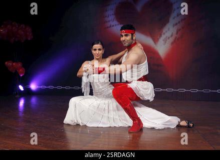 La coreografa di Bollywood Sandip Soparrkar e la modella Alesia Raut posano prima del loro dramma di danza, Tata Theatre NCPA, Mumbai Foto Stock