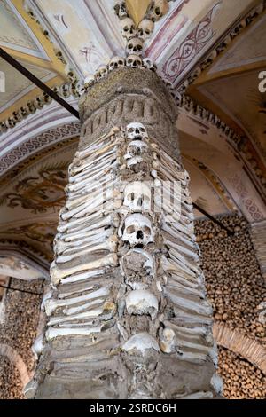 Evora, Portogallo - 26 agosto 2024: Famosa Capela dos Ossos con ossa umane presso la chiesa di San Francesco o igreja de Sao Francisco nella città vecchia di los angeles Foto Stock