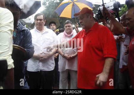 Gli attori di Bollywood Randhir Kapoor Ranbir Kapoor Rishi Kapoor Rajeev Kapoor partecipare processione immersione Signore Ganesh Mumbai Foto Stock