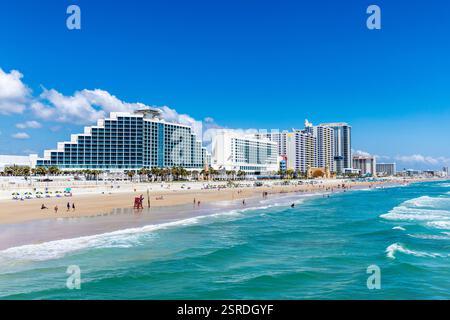Vista degli hotel lungo il fronte oceano e della spiaggia, Daytona Beach, Florida, USA Foto Stock
