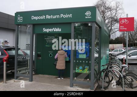 Dublino, Irlanda - 13 febbraio 2025 - il punto di ritorno del deposito fuori da un supermercato Supervalu a Knocklyon, South Dublin, Irlanda, come notizia che un miliardo di container sono stati restituiti attraverso il sistema di restituzione dei depositi (Deposit Return Scheme, DRS) dalla sua introduzione Foto Stock