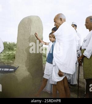 Mahatma Gandhi e altri in visita al villaggio di Shegaon, Wardha, India, Asia, 1940, Asia Foto Stock