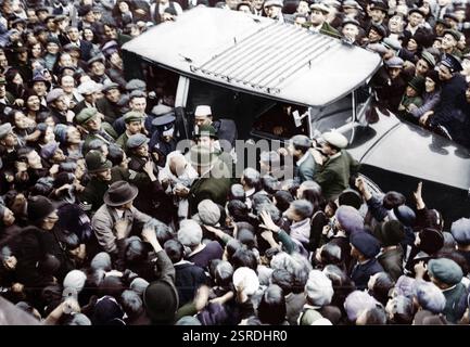 Il Mahatma Gandhi arriva a Canning Town, Londra, soddisfare Charles Chaplin, Inghilterra, 22 Settembre 1931 Foto Stock
