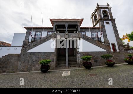 Il Camara Municipal de Praia da Vitoria è lo storico municipio di Praia da Vitoria, Terceira, Azzorre, che presenta l'architettura coloniale e il servizio Foto Stock