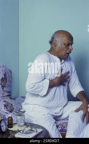 Indian vecchio uomo avente dolore toracico signor#556 Foto Stock